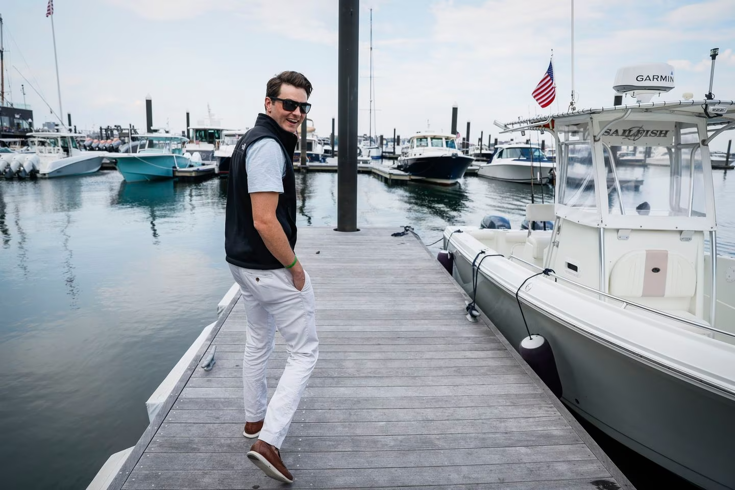 Stuart Aquadro, director de ventas internas de PTC en Seaport, camina hacia su bote.