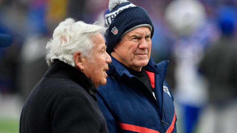 El entrenador en jefe de los New England Patriots, Bill Belichick, se reúne con el propietario de los Patriots, Robert Kraft, a la izquierda, antes de un partido de fútbol americano de la NFL contra los Buffalo Bills, el domingo 8 de enero de 2023, en Orchard Park, Nueva York.