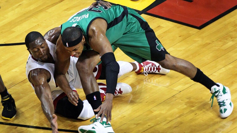 30-5-12: Miami, FL: Dwayne Wade de Miami y Paul Pierce de los Celtics se dividen por un balón suelto en el primer cuarto. Los Boston Celtics visitaron al Miami Heat para el segundo juego de las Finales de la Conferencia Este de la NBA en el American Airlines Arena.